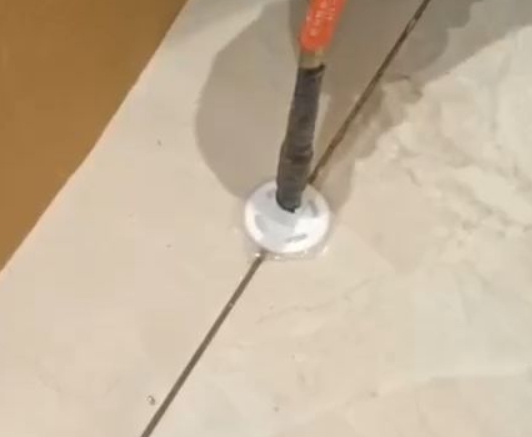 连城瓷砖空鼓维修公司专业解答瓷砖在铺贴过程中，如果没有涂抹均匀到位的粘结材料（如水泥砂浆或瓷砖胶），可能会导致以下问题