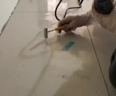 连城瓷砖开裂维修公司专业分享瓷砖在铺贴前如果没有沥干水分，将会导致以下问题